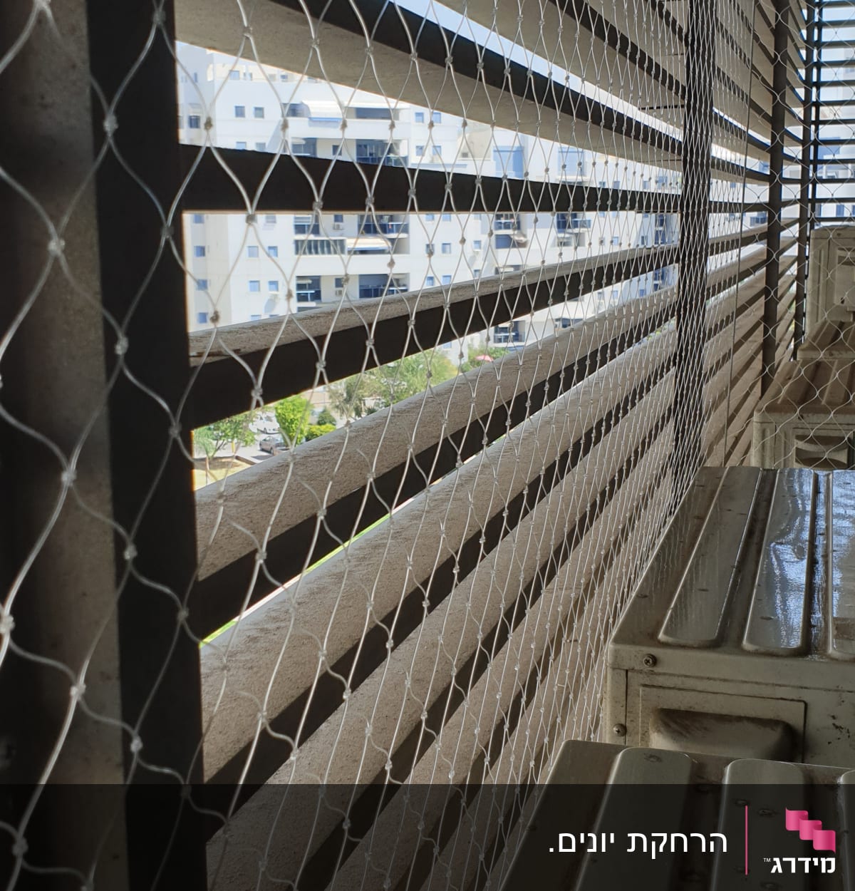 רשת הגנה מותקנת על מרפסת למניעת כניסת יונים